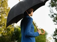 pluie-de-h-long-umbrella–310360M 01-worn-2-0-0-800-800_g pluie-de-h-long-umbrella--310360M 01-worn-2-0-0-800-800_g